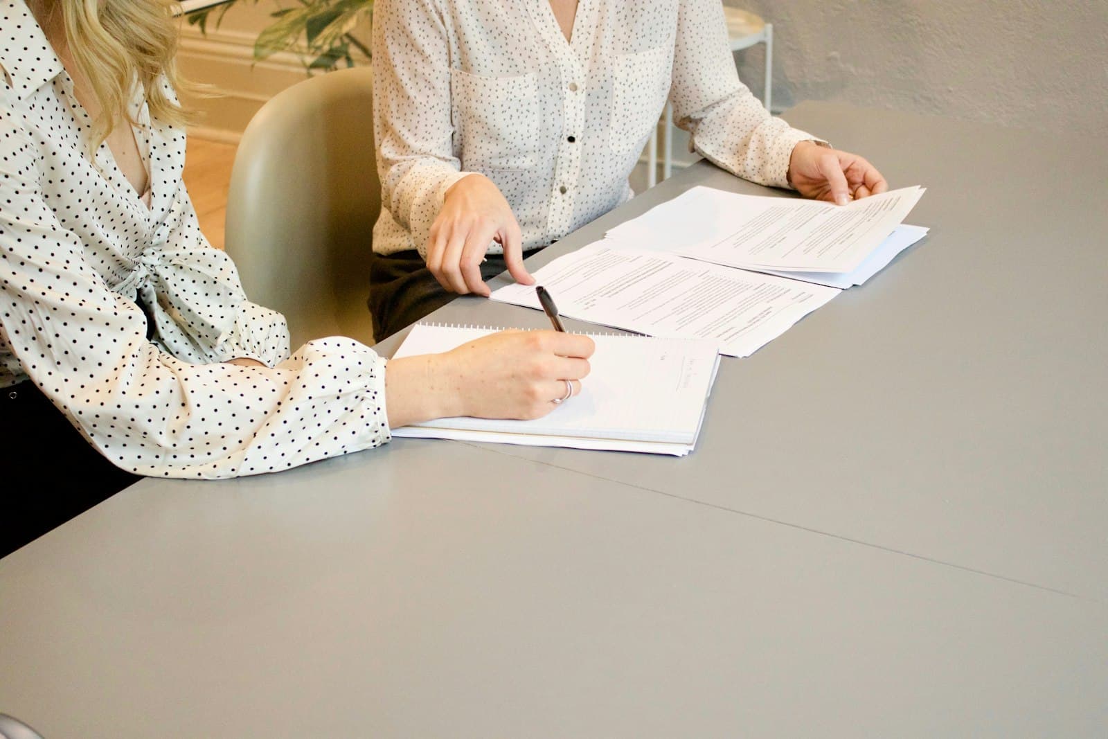 Firma de documentos sobre una mesa